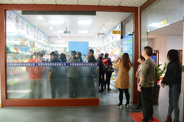 香港禮品協(xié)會成員單位近30人考察偉順硅膠，2019年訂單不斷